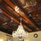 ...impreziosita da un lampadario in vetro di Murano...